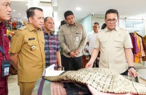 Mendag Tinjau Produk UMKM di Galeri Ulos Sianipar